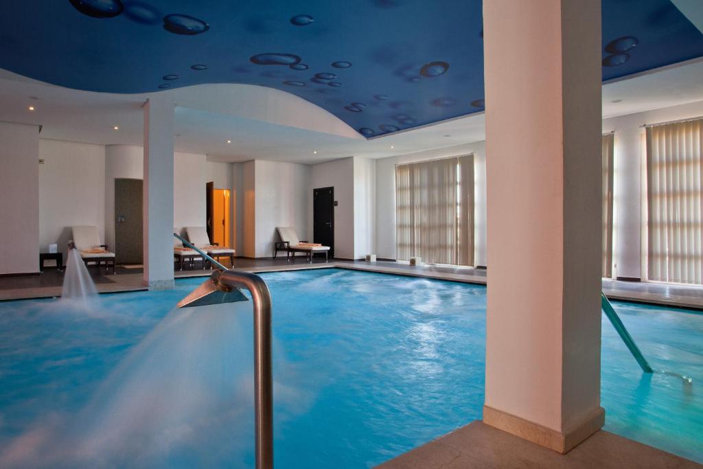 piscine intérieure Kenzi Menara Palace & Resort